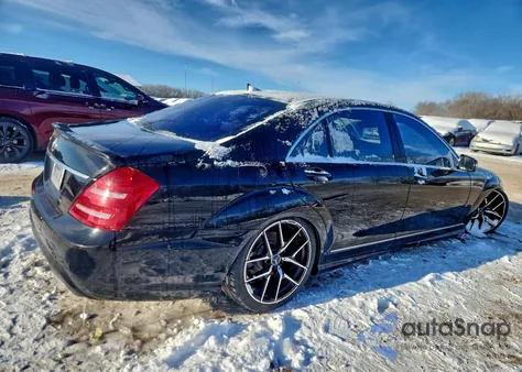 2011 Mercedes-Benz S 550 z USA, uszkodzony, nr VIN WDDNG7BB3BA367129